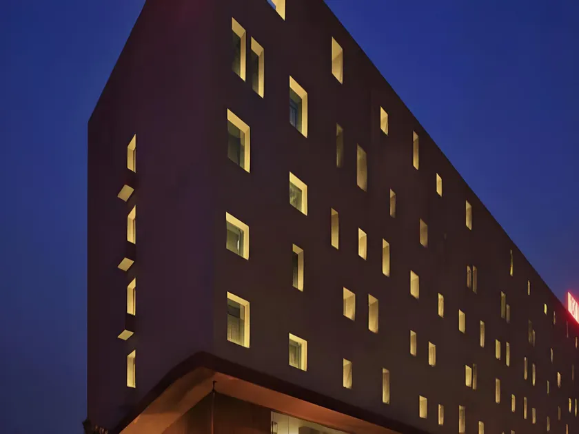 Luoyang Ease House - Image 1