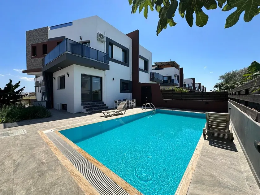 Iskele Bahçalar da Havuzlu Lüks Triplex Villa - Image 1