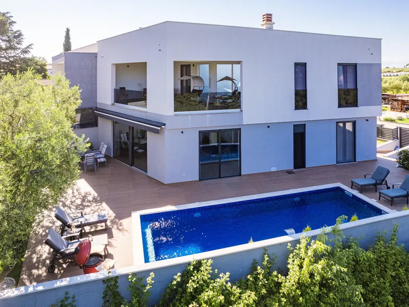 Villa with Pool, Game Room, Garden - Image 1