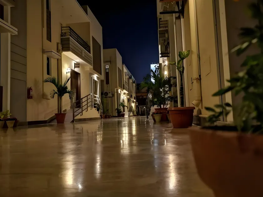 Zifan Hotel & Suites - Image 1