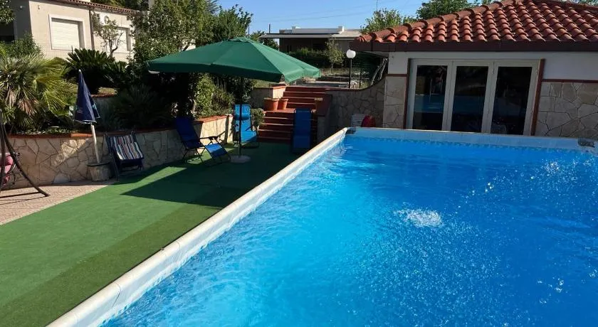 Emyhouse54 - Image 1
