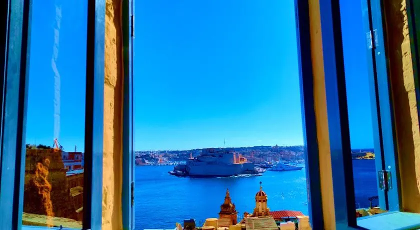 Oasis 22 Savynomad Harbour Residences wow Views - Image 1