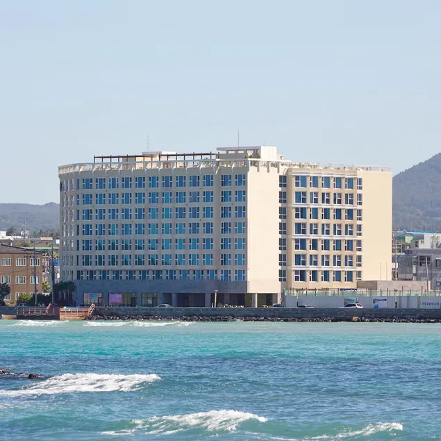 Saint Beach Hotel - Image 1