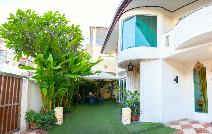 Low-Rise House for Groups Near BTS & EmDistrict For Spacious Cozy Stay - Image 1