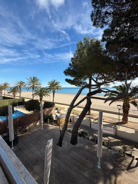 Oceanfront apartment - Image 1