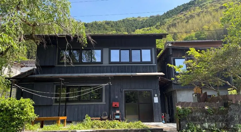 Sakura House 高知駅車で20分-豊かな自然を味わう山の一棟貸し - Image 1