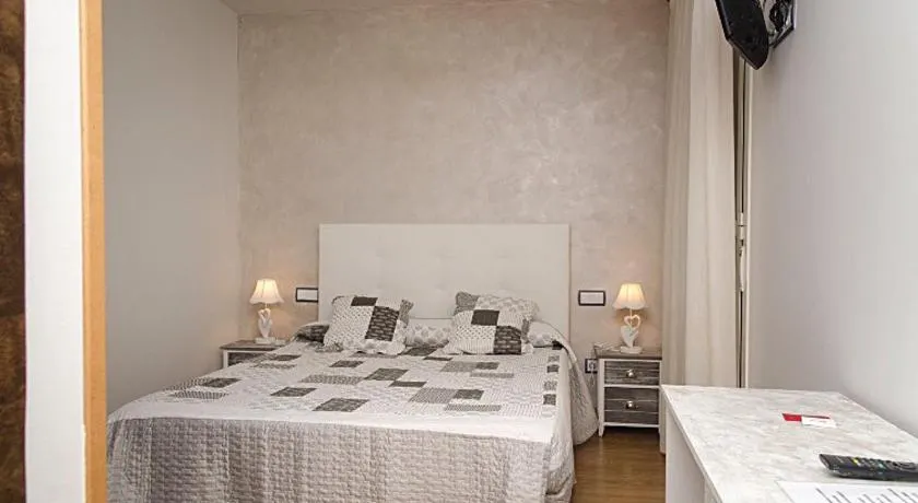 Hostal Don Rodrigo - Image 1