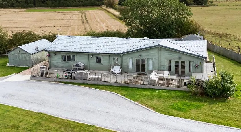 Sleeps6- Hot Tub- Pet Friendly- Log Burner - Image 1