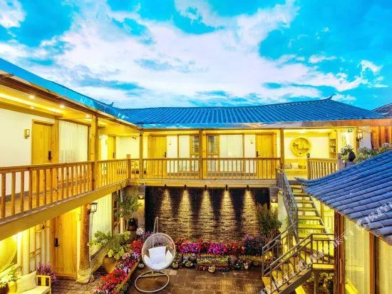 Phoenix in Flight Resort Inn - Image 1