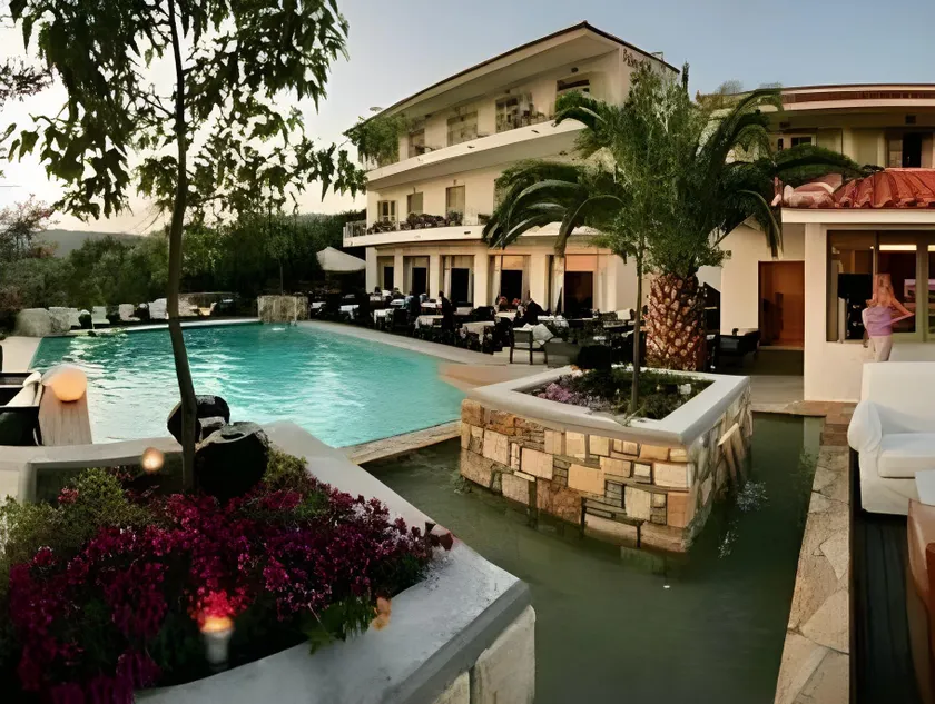 Sandy Bay Hotel - Image 1