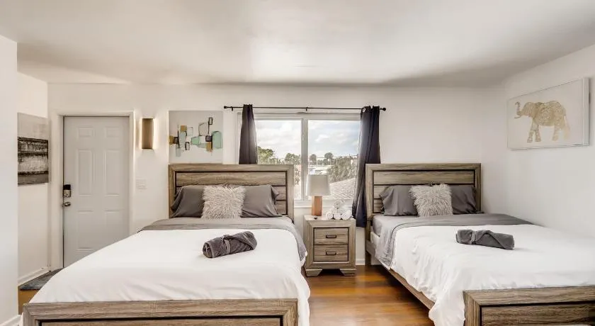 Coral Sands HUGE Studio w/ 2 Queen beds! - Image 1