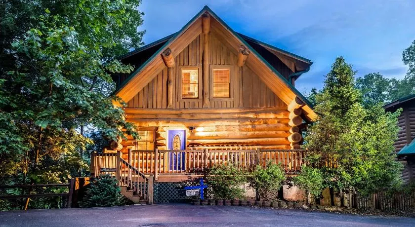 SmokiesBoutiqueCabins would love to host you! 4 miles to Gatlinburg Strip! Resort Pool open May 1 through Oct 1! Views, Shuffleboard, Hot Tub, Arcade! - Image 1