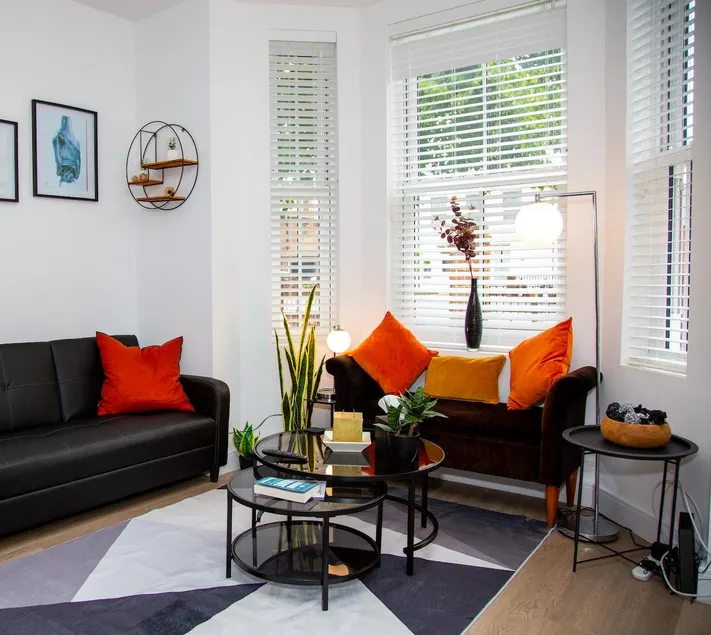 3 Beds | Parking | by Airport | Garden | Fast WiFi - Image 1