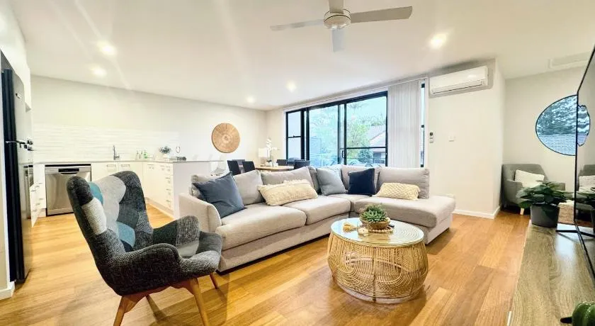 Stylish 4BR Retreat with Water Views - Image 1