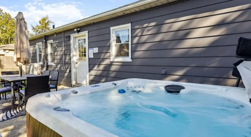 2BR with Private Hot Tub - Image 1