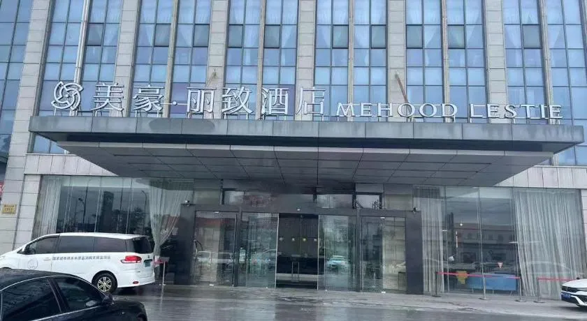 Mehood Lestie, Yangzhou Slender Lake - Image 1