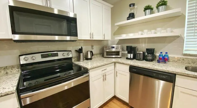 *NEW*Sunshine Gorgeous- 3BD/2BA -Private Backyard! - Image 1