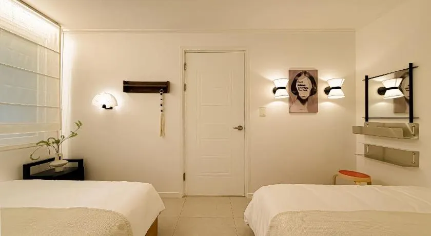 5 min to station, Direct Bus Access, 3BR, 4Beds, 2Beths, Entire 1st Floor House with Private Yard, Free Luggage Storage - Image 1
