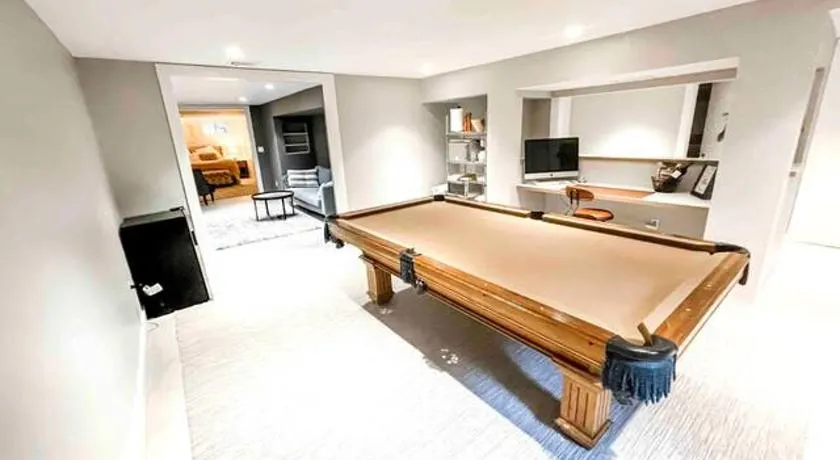 Modern Westport Studio with Pool Table & Lounge - Image 1