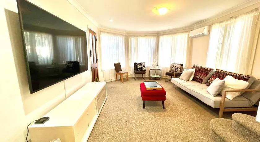 3 Bedroom Town house near Gosford CBD Sleeps 6 plus - Image 1