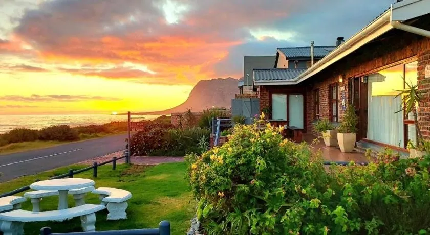 La Mer Seafront Selfcatering Accommodation Kleinmond - Image 1
