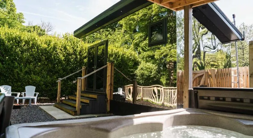 The Snug, Netherby, cute shepherds hut with hot tub in a rural location - Image 1