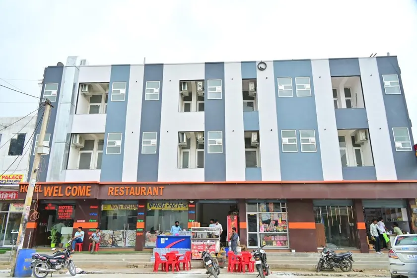 Hotel welcome & restaurant - Image 1