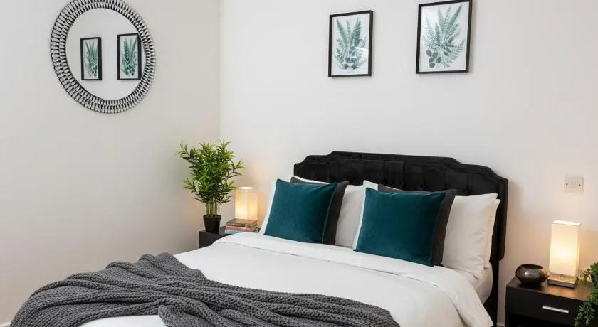 The Falcon's Nest - Stylish Central Apartment - Image 1