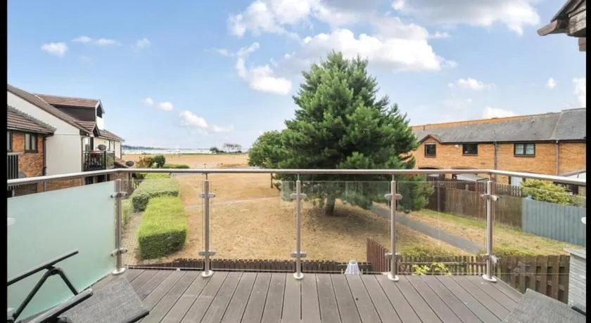 Poole Harbour-Poole Quay with 6 Beds, Free Parking - Image 1