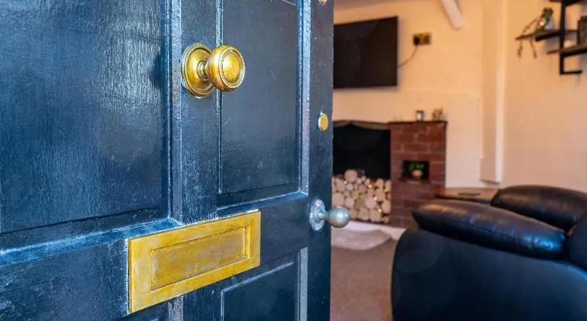 Town Centre Cottage 3 Bedroom inc Parking (1 car) - Image 1