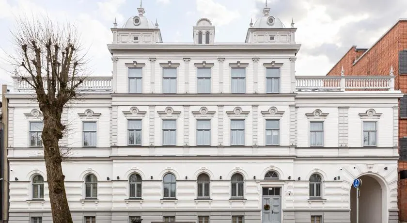 Roze Kurmajas Apartments - Image 1