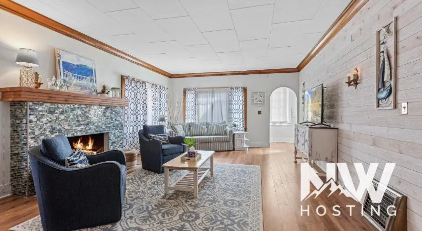 Elegant Historic Home in Modernized Area - Image 1
