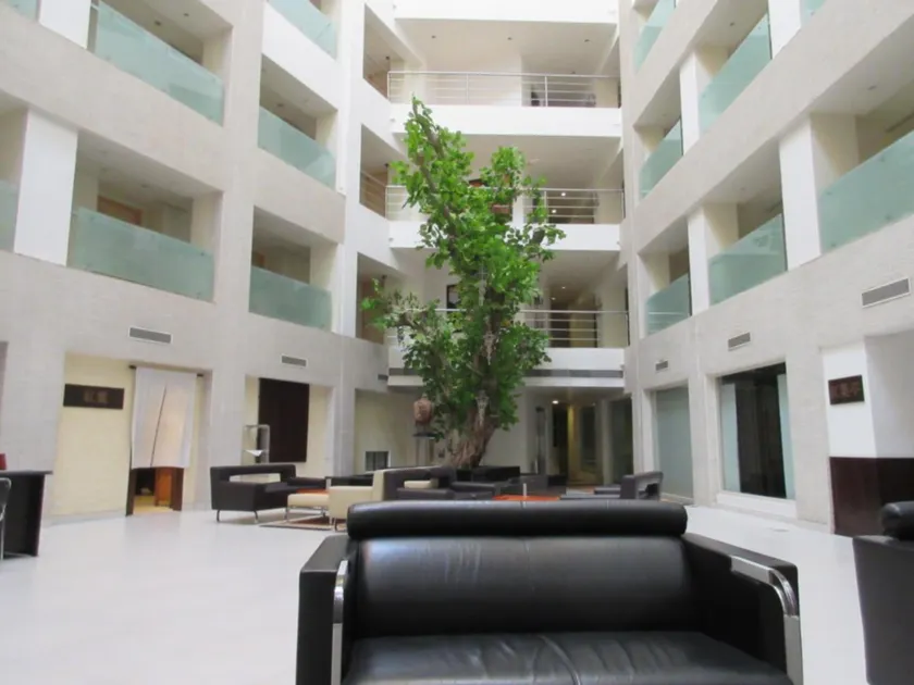 Avalon Courtyard - Image 1