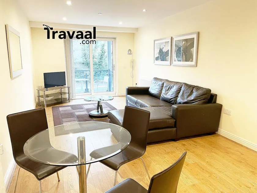 Travaal - 2 Bed Serviced Apartment Farnborough - Image 1