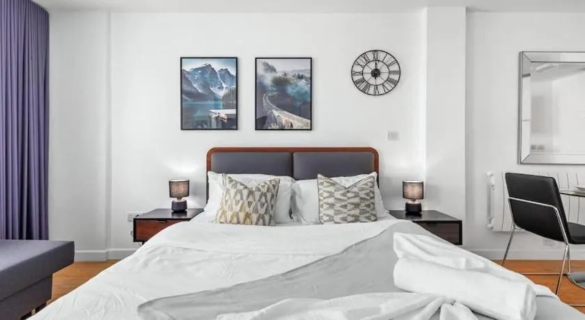 Stylish Studio in Piccadilly Central London VR2 - Image 1