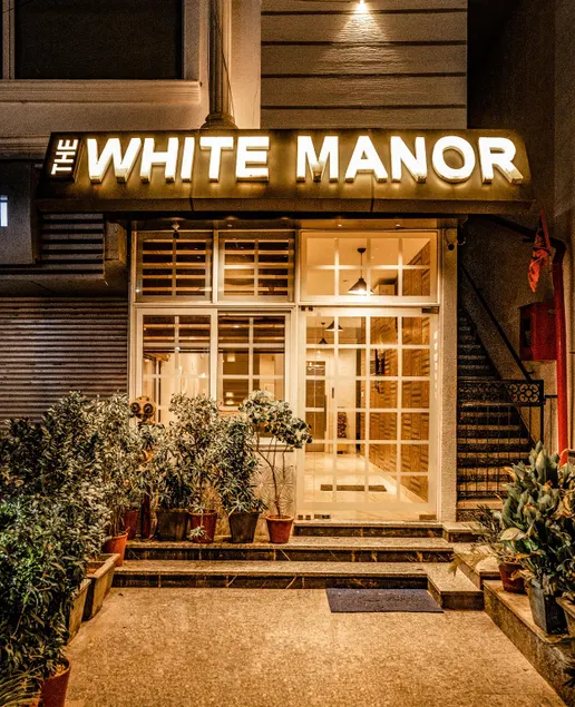 Tripli Hotels White Manor - Image 1