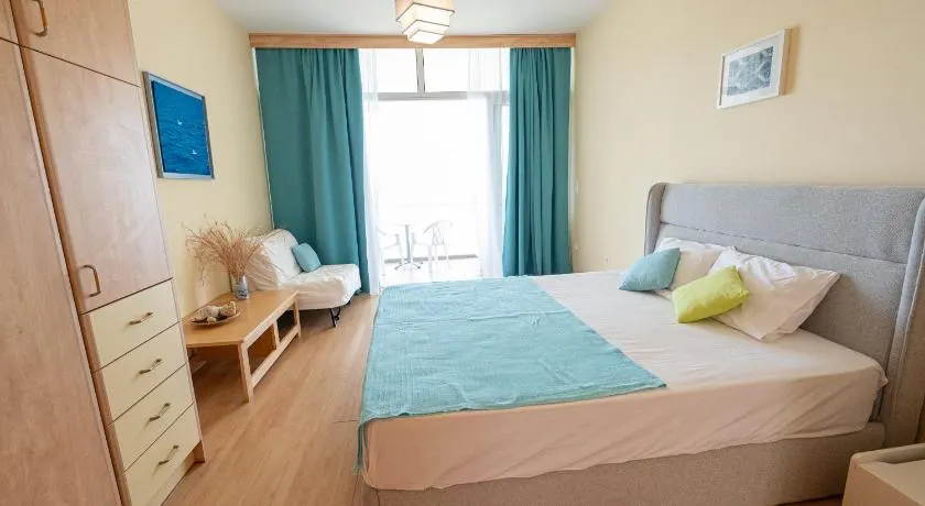 Beachfront Studio with Private Path to the Sea - Image 1