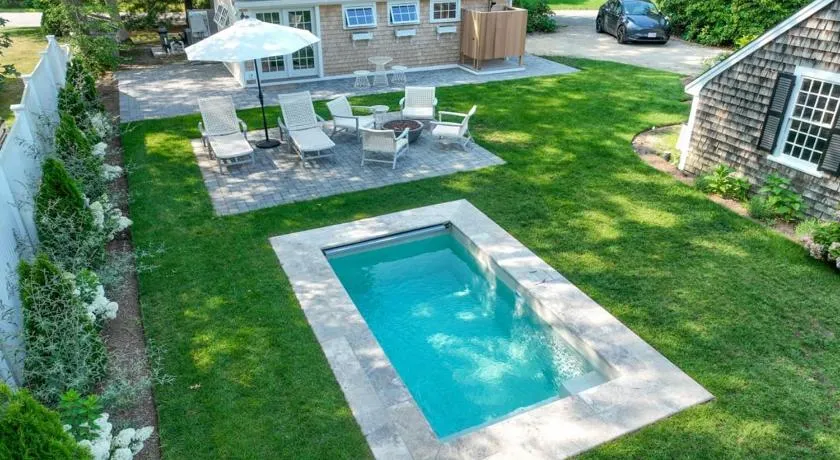 Swing Set Plunge pool and large yard await - Image 1