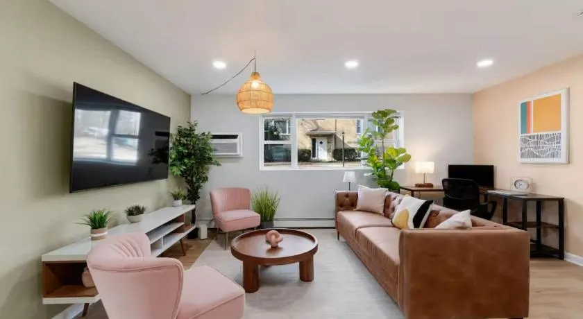 Cozy 1 Bedroom 1 Reserved Parking Workdesk - Image 1