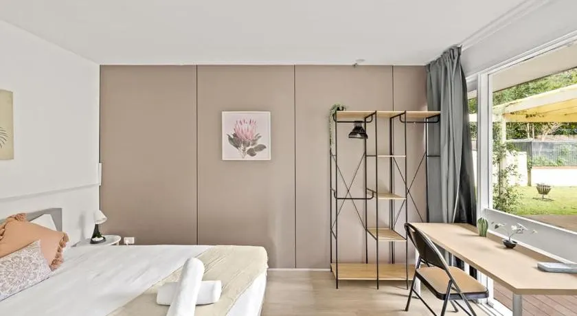 Quaint Queen Room in Pymble - Shared Bathroom and Amenities - Image 1
