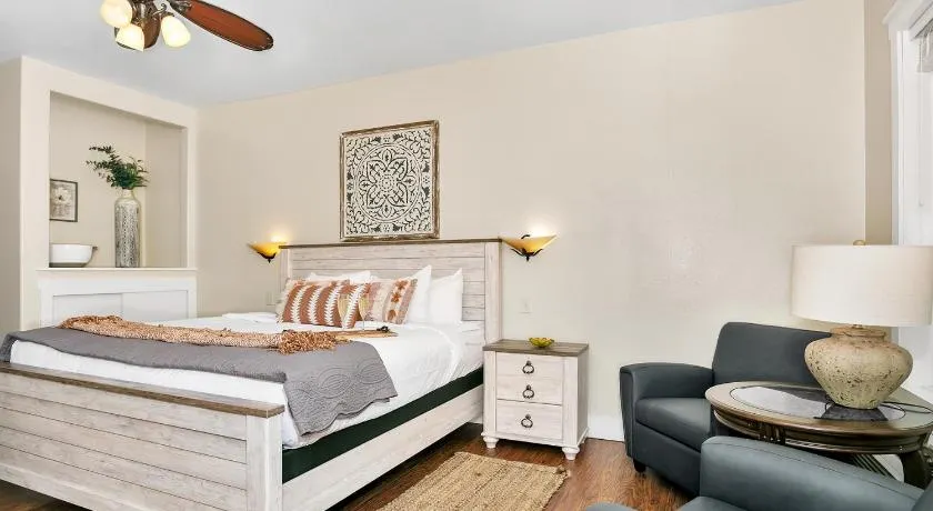 Main Street Retreat #22 - King Bed, On Main St, Shared Hot Tub & Pool - Image 1