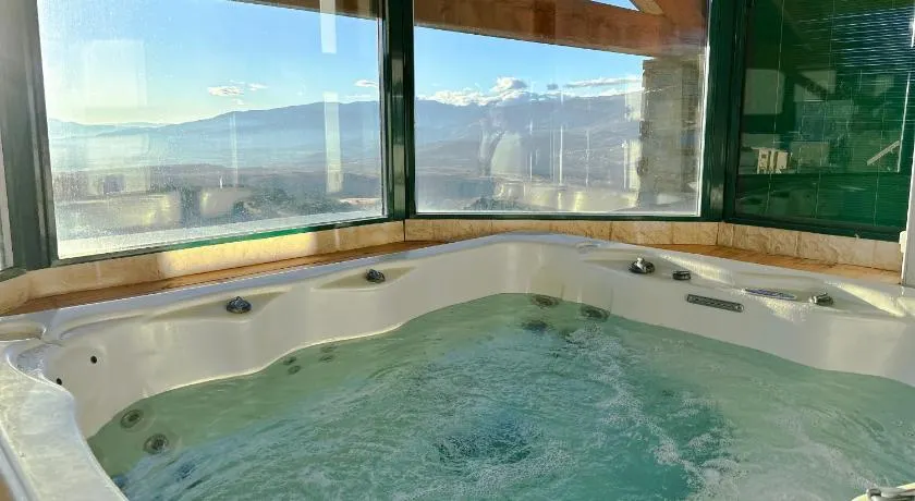 CHALET DE LA COULEE - Chalet de grand standing avec spa offrant une vue sur la vallée - Image 1