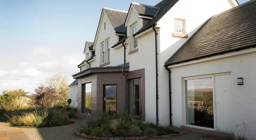 Farmhouse with Loch Views - Image 1