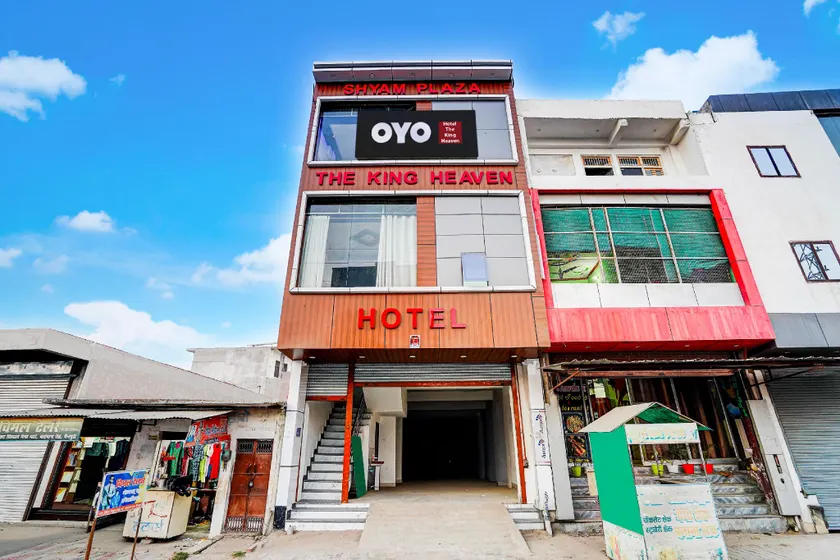 OYO 841080 The King Heaven - Image 1