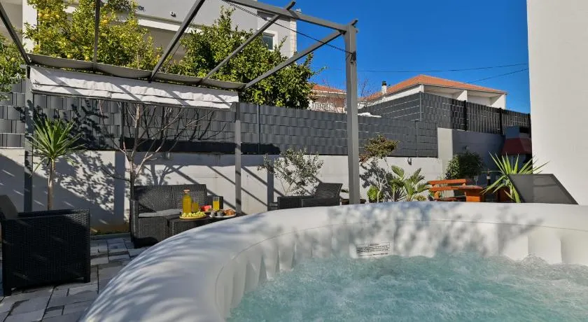 luxury apartment with garden jacuzzi and wellness - Image 1