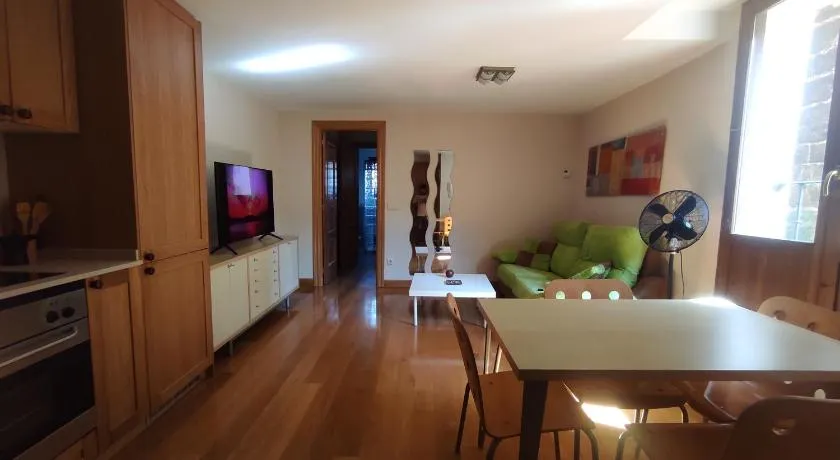 Cálido y acogedor apartamento en el corazón de Puente la Reina - Image 1