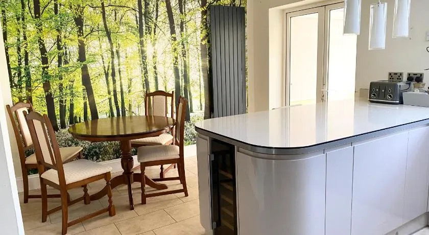 Spacious Five-Bedroom House Close to York Centre - Orchid House - Image 1