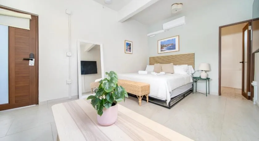 Room 16: Grand King Suite With Desk and Sofa Bed - Image 1