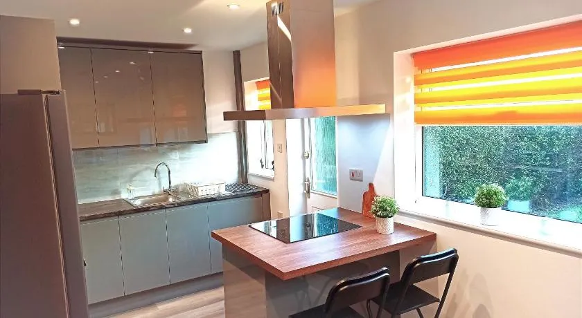 Stunning 3 bed House sleeps 5-6, WiFi, OFF Street Parking in Nottingham close to M1 - Image 1