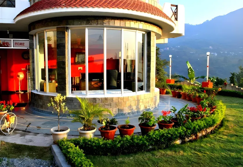 Hotel Lake Inn - A Luxury Lake View Hotel - Image 1